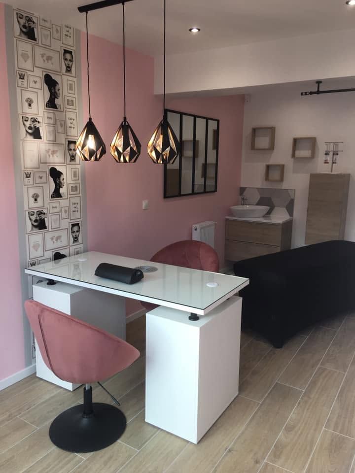 Après : table de manucure, mur rose et papier peint, suspensions noires