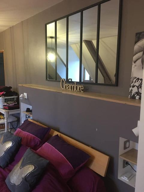 Chambre sous combles : tête de lit avec niches et miroir verrière