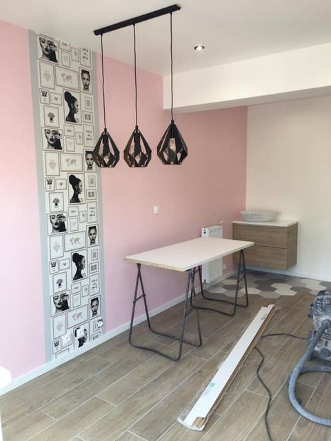 Pendant : murs peints, sol posé, suspensions installées, finitions en cours