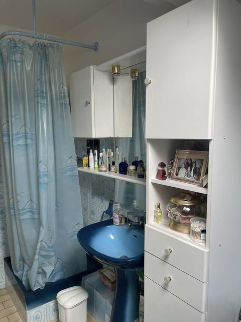 Avant : douche à rideau, lavabo bleu sur colonne, faïence bleue ancienne
